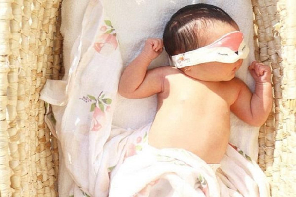 Bổ sung canxi cho trẻ sơ sinh bằng cách cho bé tắm nắng mỗi ngày 20 phút